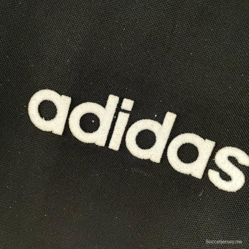 قميص كرة قدم ريترو كولو كولو 92/93 خارج ملعبه
