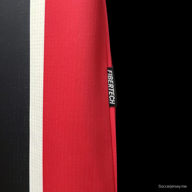 قميص كرة قدم ساو باولو الرجعية 2000 خارج ملعبه
