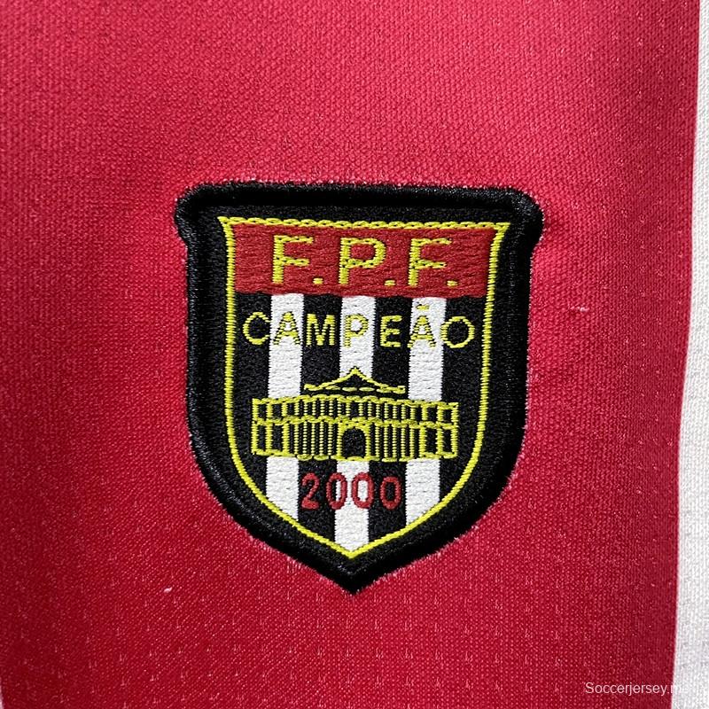 قميص كرة قدم ساو باولو الرجعية 2000 خارج ملعبه
