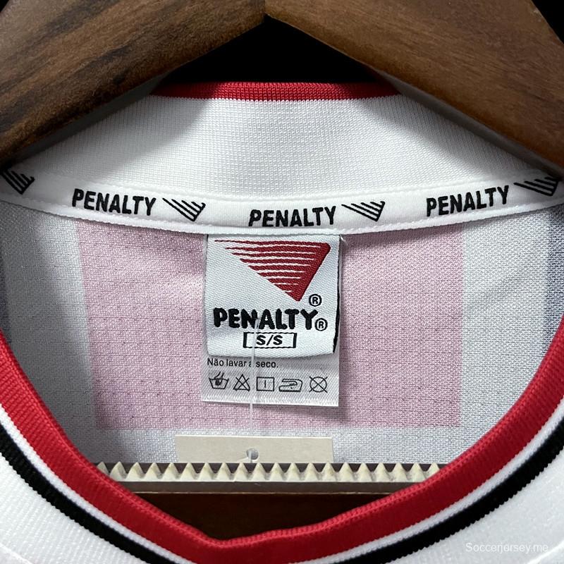 قميص كرة قدم ساو باولو الرجعية 2000 خارج ملعبه
