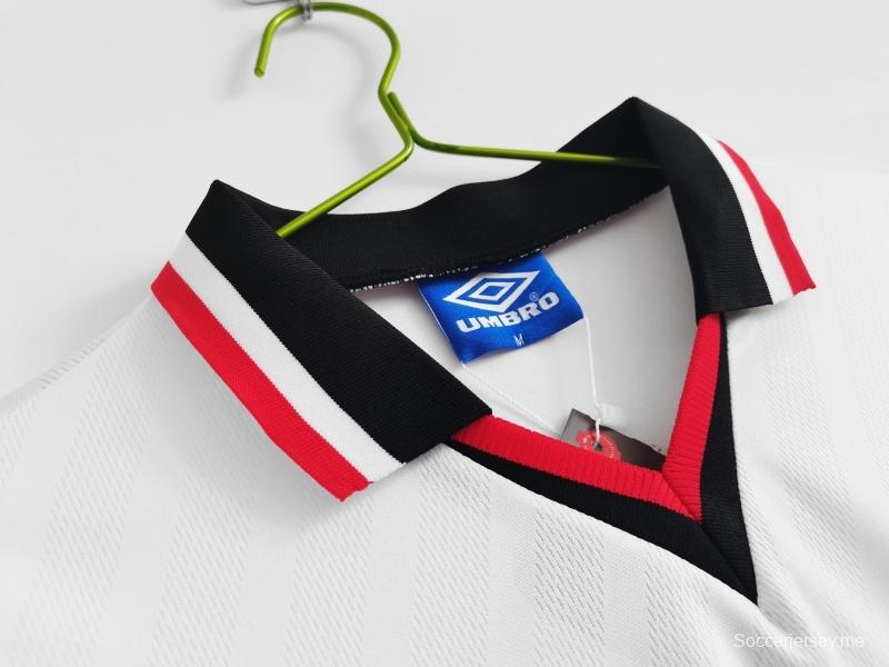 قميص فريق مانشستر يونايتد لكرة القدم الرجعية 1996/97 خارج الديار
