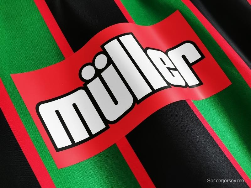 قميص كرة قدم أستون فيلا ريترو 1993/95 خارج ملعبه
