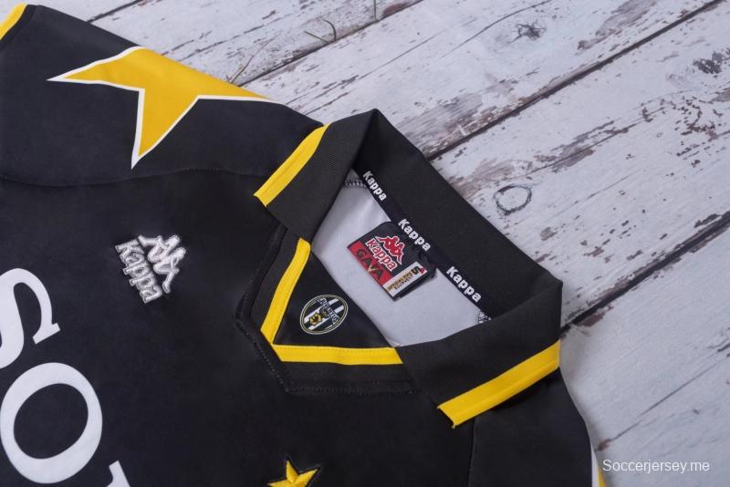 قميص كرة القدم ريترو 95/97 يوفنتوس خارج ملعبه
