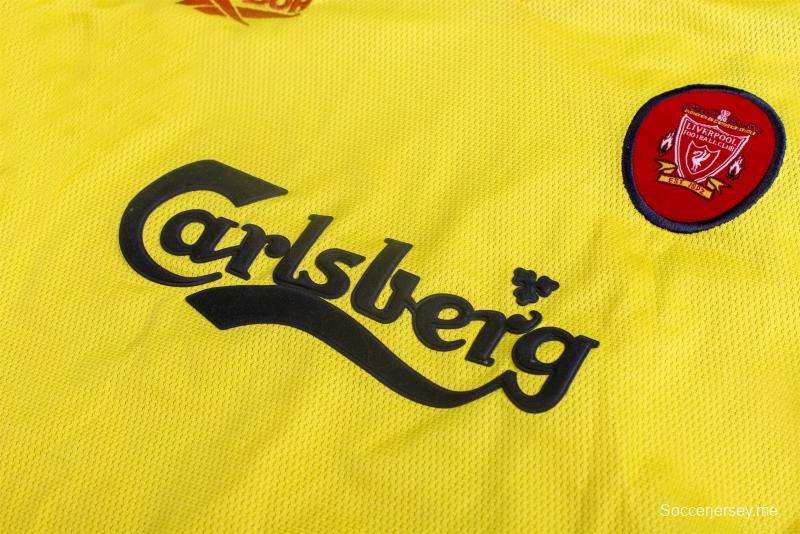 قميص كرة قدم عتيق 97/99 لليفربول خارج ملعبه
