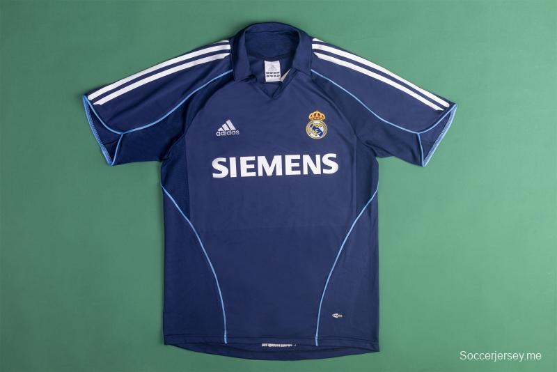 قميص كرة القدم RETRO 05/06 ريال مدريد خارج ملعبه
