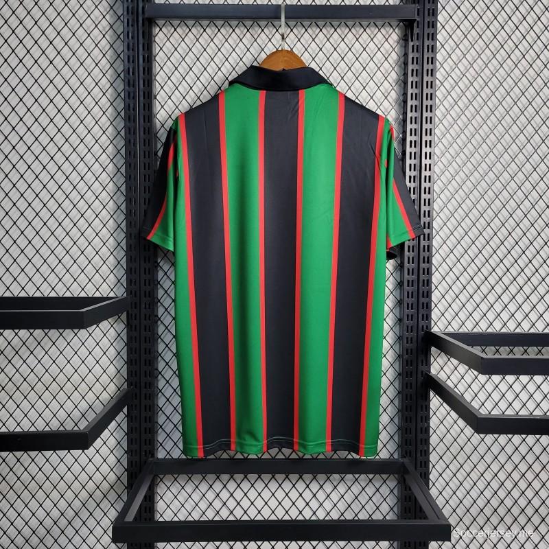 قميص كرة قدم أستون فيلا ريترو 1993/95 خارج ملعبه
