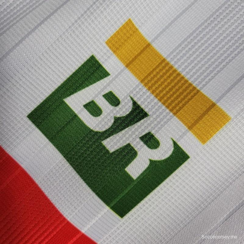 قميص الذكرى المئوية لفلامنجو فلامنجو الرجعية خارج ملعبه
