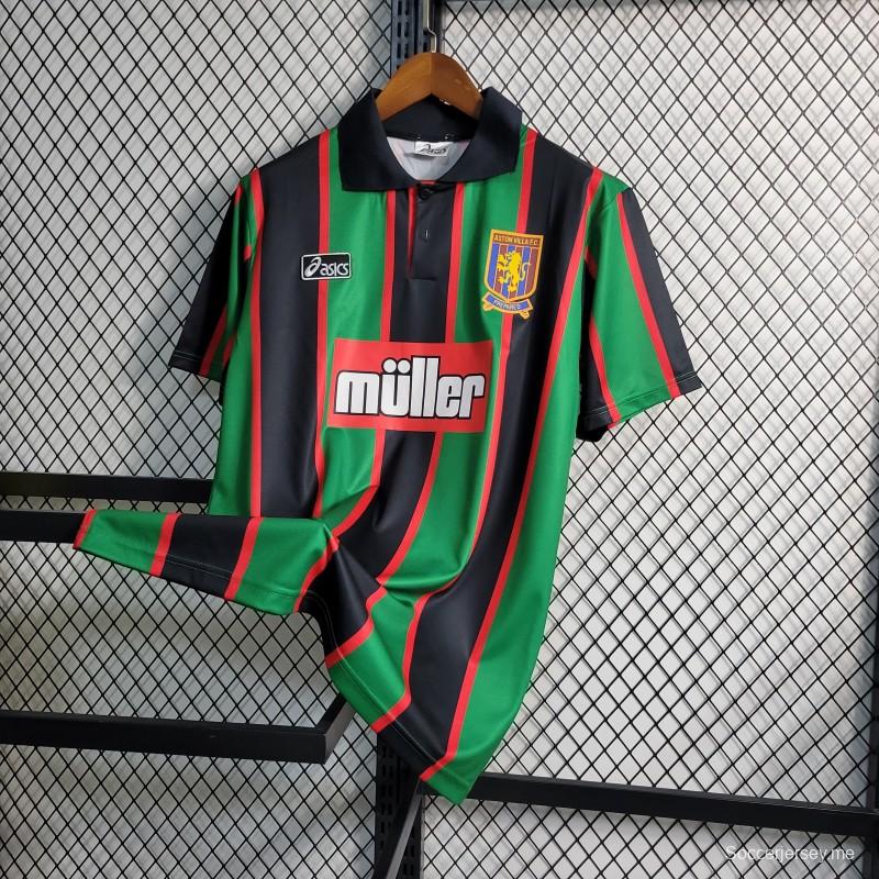 قميص كرة قدم أستون فيلا ريترو 1993/95 خارج ملعبه
