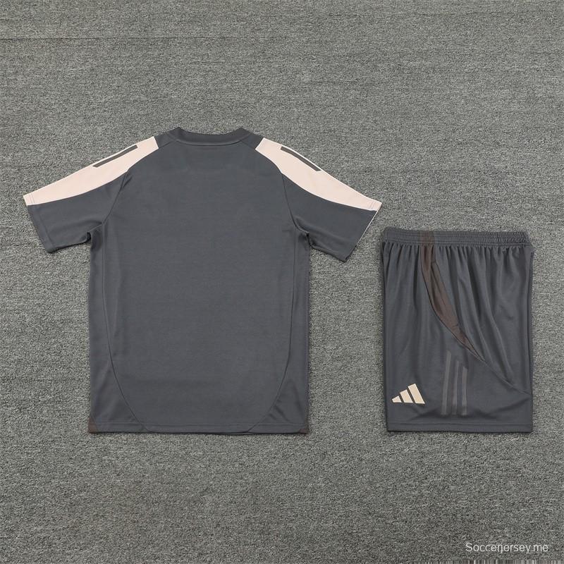 24/25 ريال مدريد قميص بأكمام قصيرة أسود/وردي + شورت بأكمام قصيرة أسود/وردي
