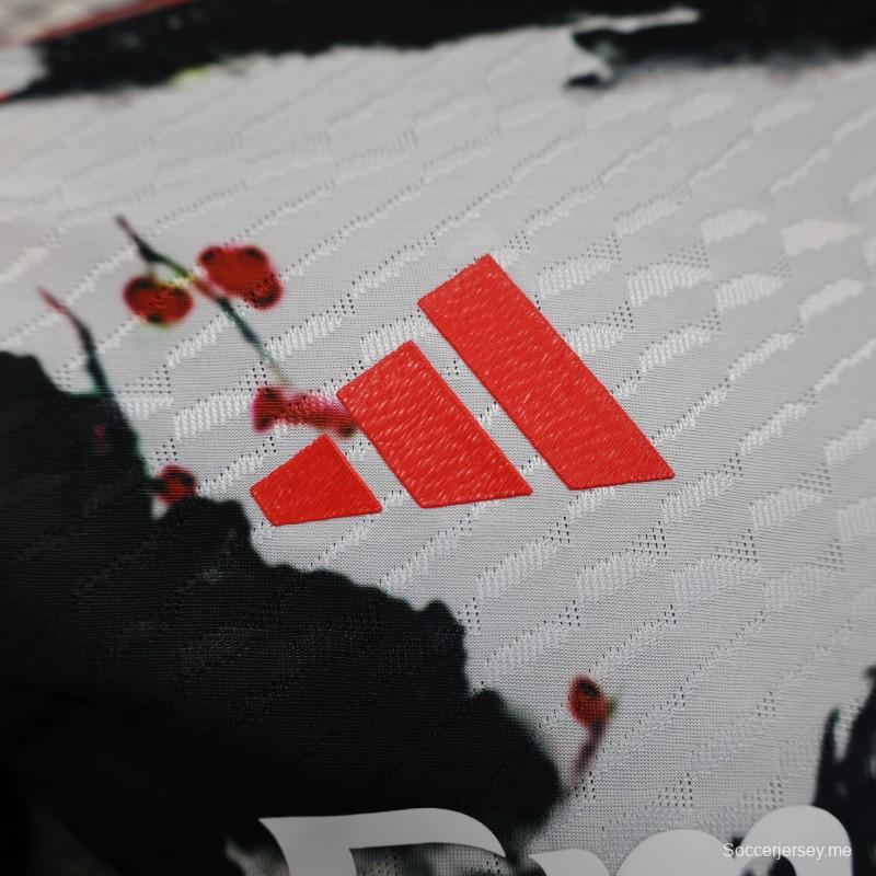 نسخة اللاعب 25/26 من قميص ريال مدريد بنمط الرسم بالحبر الصيني بنسخة محدودة مع راعي طيران الإمارات