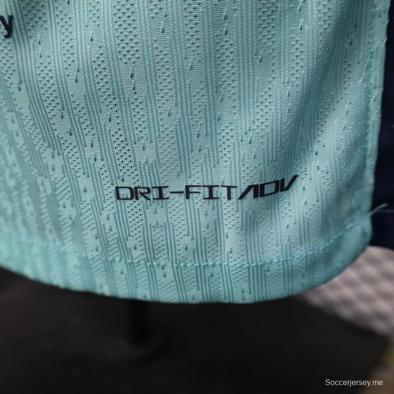 إصدار اللاعب 25/26 قميص برشلونة أزرق بمناسبة الذكرى 125 لتأسيسه باللون الأخضر النعناعي مع خط أزرق داكن ورعاية سبوتيفاي