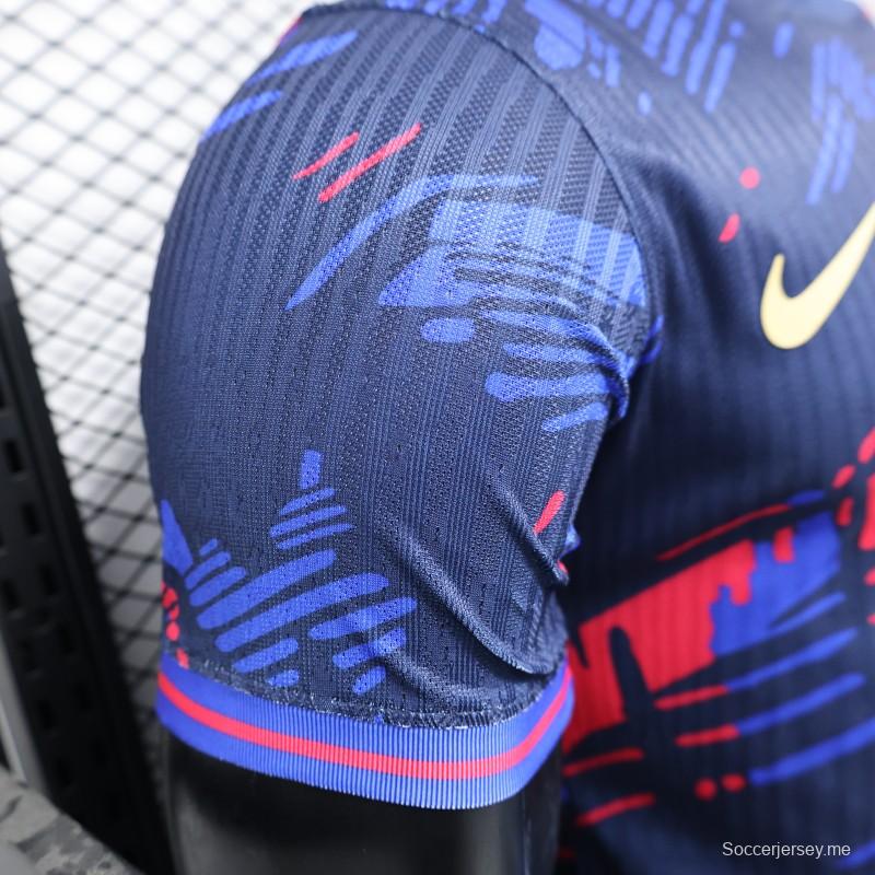 إصدار اللاعب 25/26 قميص نادي برشلونة باللون الأزرق الداكن مع قميص راعي سبوتيفاي