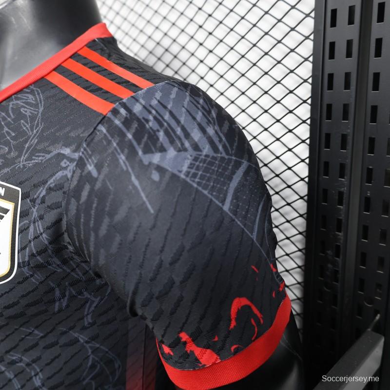 قميص المنتخب الياباني 2025 إصدار اللاعب 2025 أسود بتصميم شخصية أنيمي