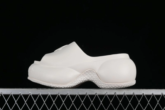 SMFK COMPASS Embossed One-Piece Platform Slides - E9066