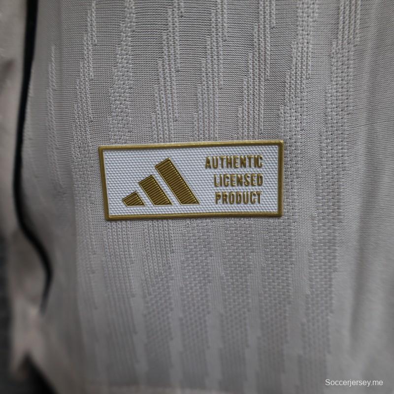 إصدار اللاعب 25/26 ريال مدريد أبيض مع قميص أبيض بنقشة مزخرفة