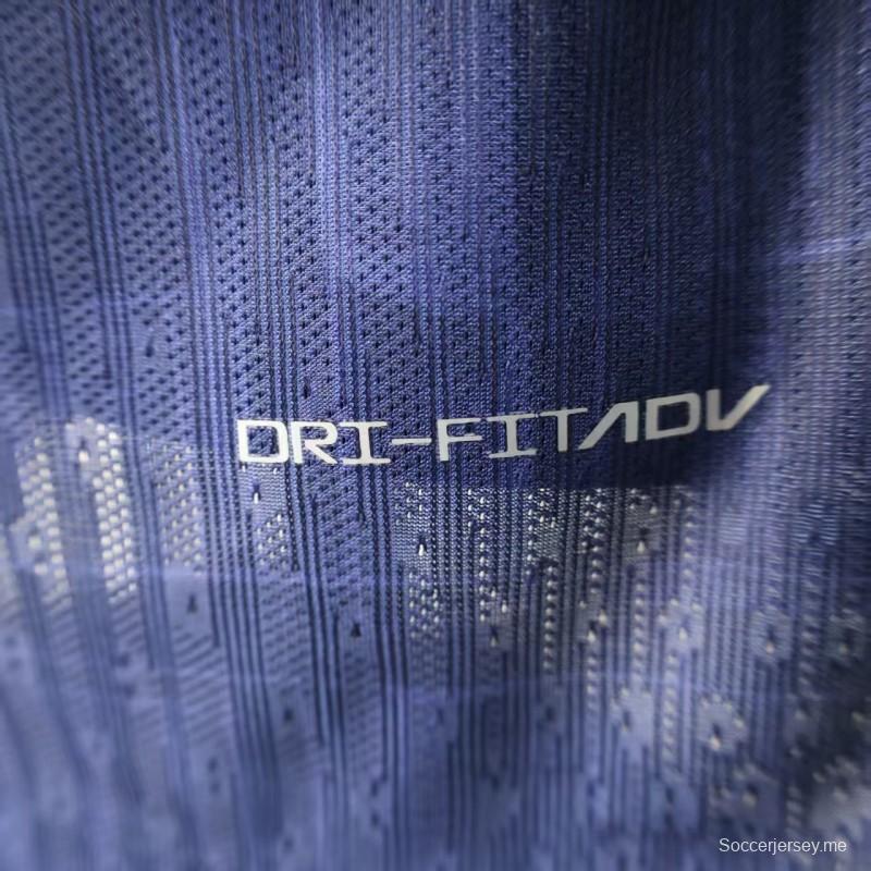 إصدار اللاعب 25/26 قميص نادي برشلونة باللون البنفسجي بنقشة الخطوط الحمراء