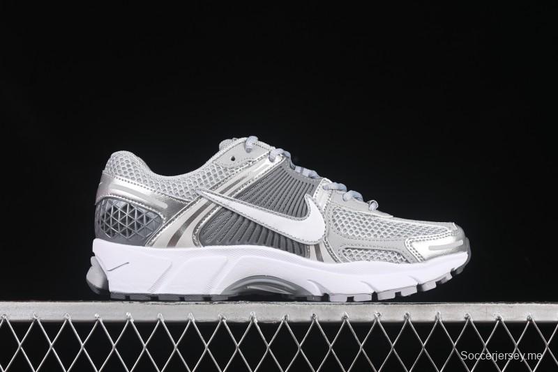 حذاء الجري الكلاسيكي الكاجوال الكلاسيكي من نايك زوم فوميرو 5 SP SP بنعل وسطي من إيفا - FJ4151-003