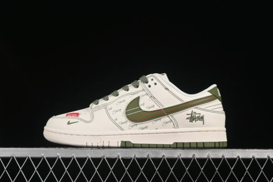حذاء تزلج نايك SB Dunk Dunk Low Stussy Collaboration باللون البيج والأخضر المخصص للذكرى السنوية - XS6089-533