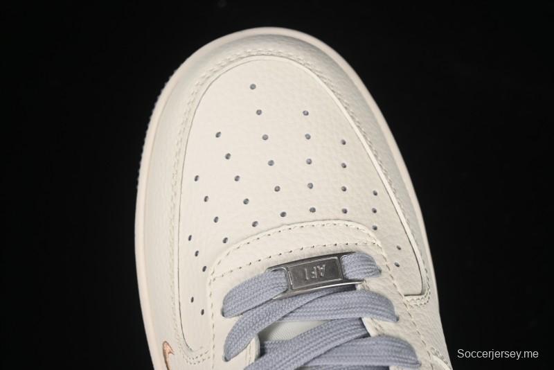 حذاء نايك اير فورس 1 '07 منخفض بتطريز ذهبي رمادي سووش من نايك اير فورس 1 '07 منخفض من ستوسي - XX3168-150