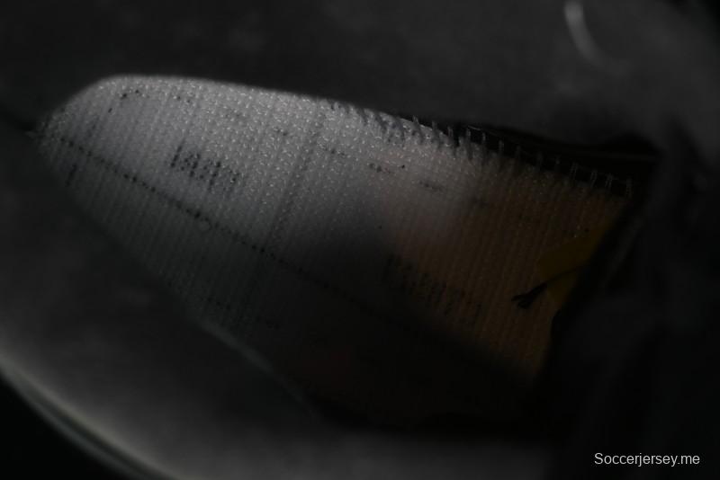 حذاء نايك Undefeated x Air Jordan 4 OG من نايك أنديفايتد باللون الأخضر الزيتوني مع لمسات برتقالية وسوداء - IB1519-200