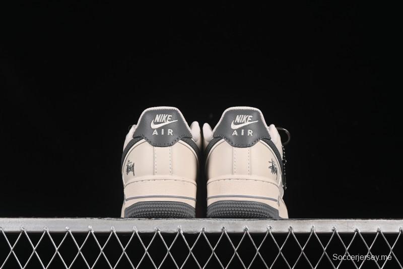 حذاء نايك اير فورس 1 '07 منخفض من نايك اير فورس 1 '07 ستوسي كولابوريشن ستوسي سنيكرز رمادي سووش رمادي سنيكرز كاجوال - XX3168-126