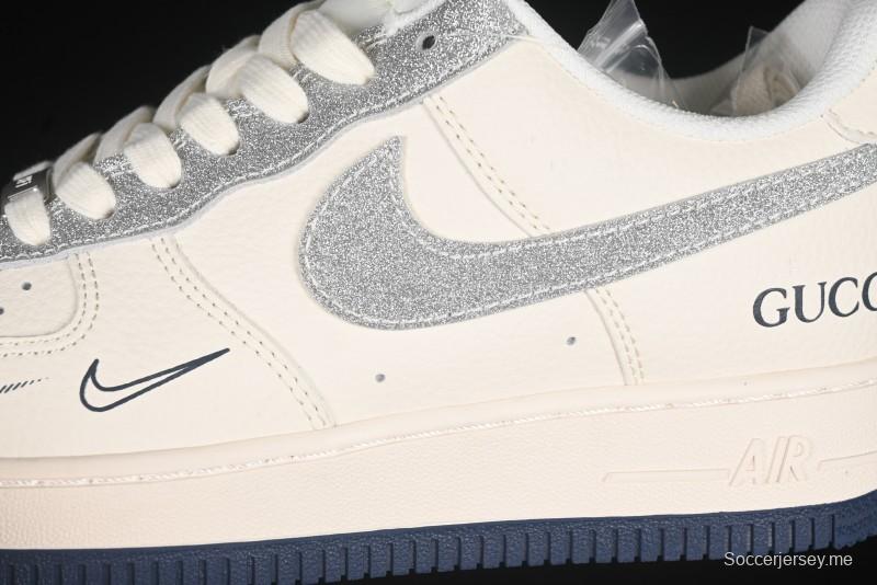 حذاء نايك اير فورس 1 '07 المنخفض من نايكي، حذاء رياضي كاجوال بتعاون غوتشي باللون الفضي - XS1958-546