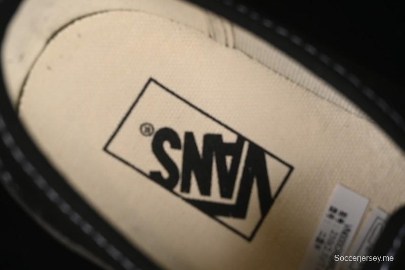 حذاء رياضي بريميوم أوثنتيك ريترو من فانس بنعل مطاطي شفاف - VN000CRCRQ6RJ