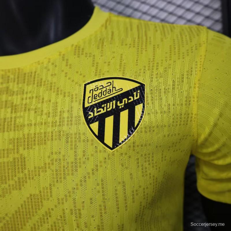 إصدار اللاعب 25/26 قميص الاتحاد جدة الأصفر بنقشة الخطوط العمودية