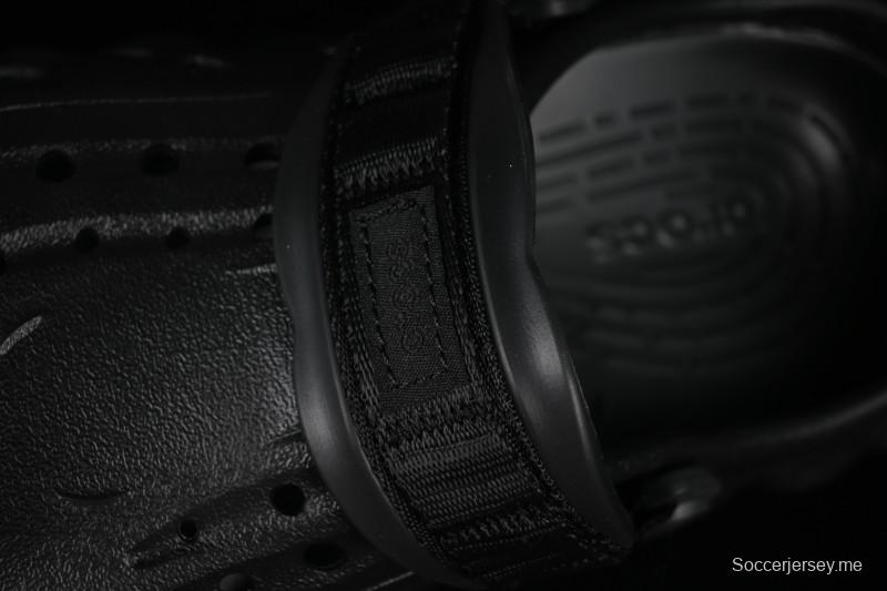 Crocs Classic Clog Slip-On Beach Sandals with Ventilation Holes - B.D4