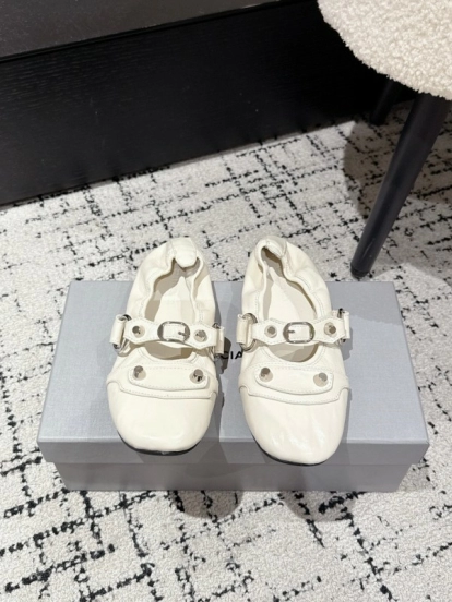 حذاء باليه بمشبك معدني مرصع بأزرار من بالنسياغا - KFY00300