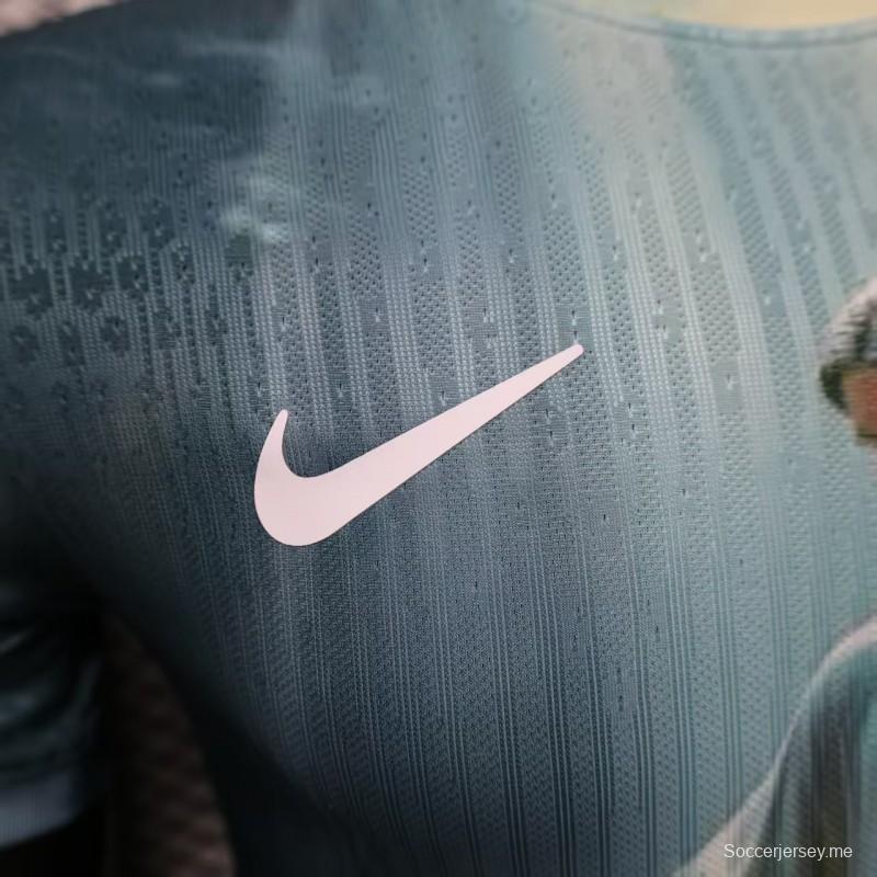 إصدار اللاعب 2025 قميص البرازيل باللون الأزرق الفاتح مع عمل فني ديني ليسوع المسيح