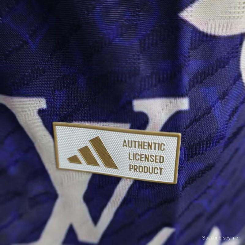 إصدار اللاعب 25/26 قميص ريال مدريد أزرق بنقشة مونوغرام لويس فويتون