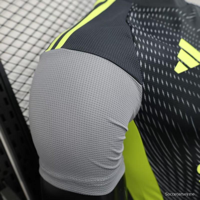 إصدار اللاعبين 25/26 قميص مانشستر يونايتد رمادي بنقشة موجات متدرجة اللون