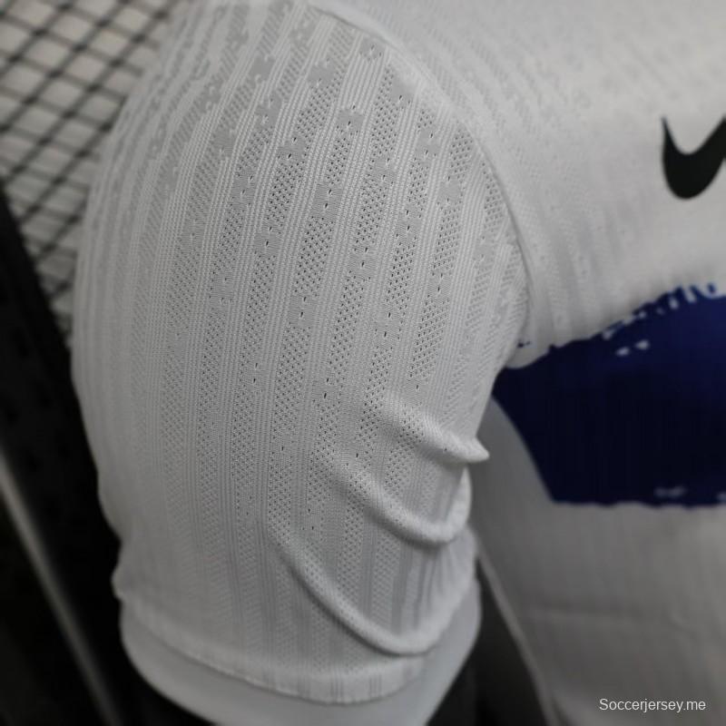 إصدار اللاعبين 25/26 قميص برشلونة أبيض مع فرشاة باللونين الأزرق والأحمر