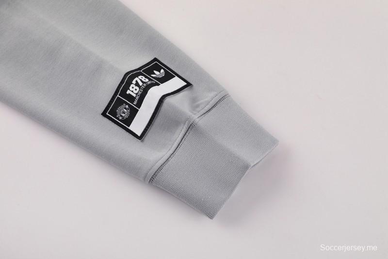 25/26 مانشستر يونايتد هويد جاكيت بسحاب كامل رمادي اللون هويد 25/26 مانشستر يونايتد + بنطلون طويل