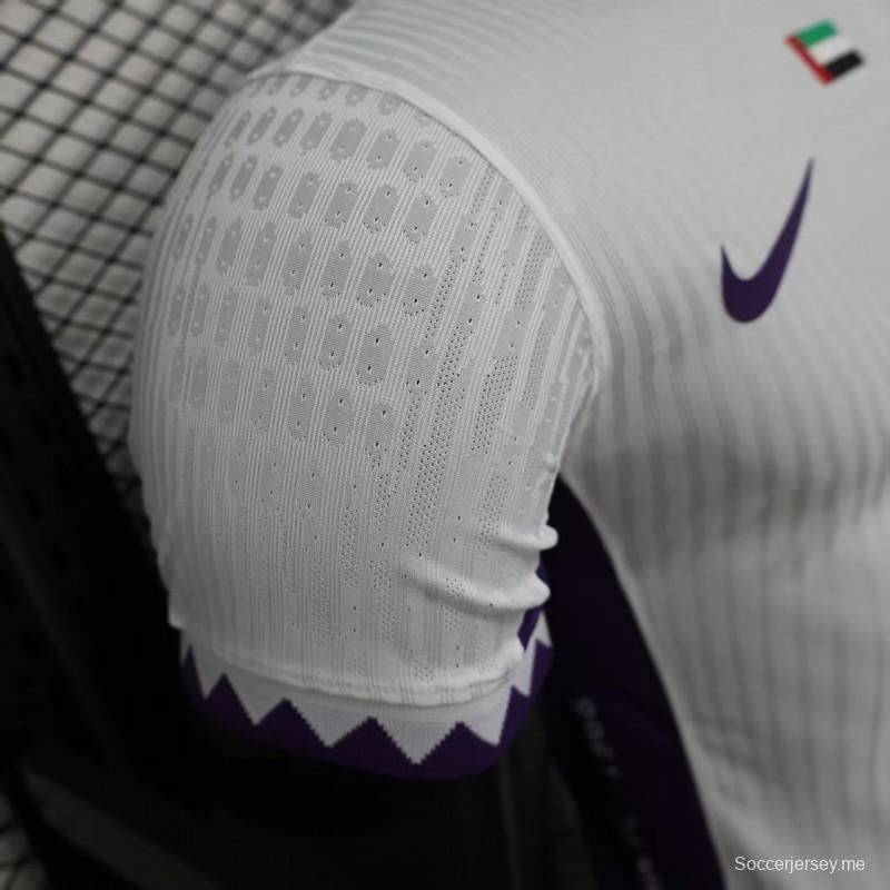 إصدار اللاعب 25/26 قميص فريق العين الإماراتي خارج الملعب