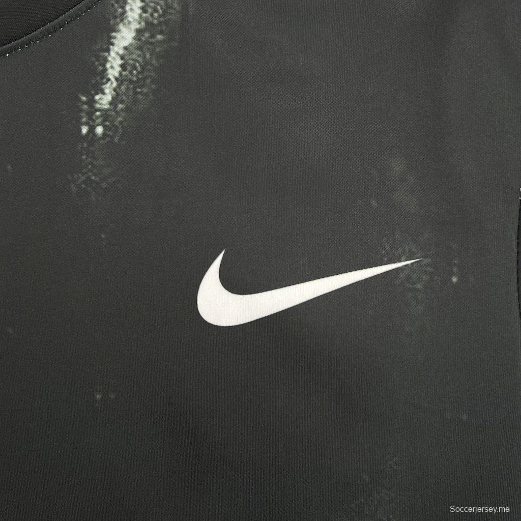 2025 تي شيرت نايكي للتدريب #1045 أسود بنقشة الطلاء التجريدي