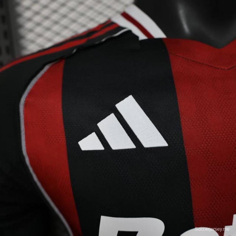 نسخة اللاعب 25/26 قميص ريفر بليت خارج الملعب