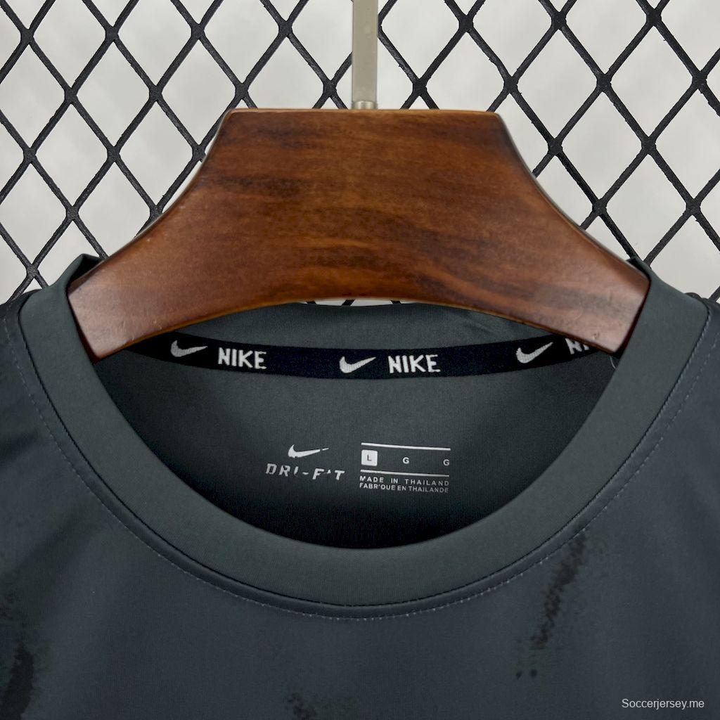 2025 تي شيرت نايكي للتدريب #1045 باللون الرمادي الداكن مع نقش فرشاة الطلاء التجريدي