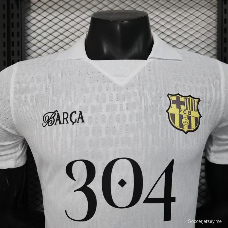 إصدار اللاعب 25/26 قميص أبيض لنادي برشلونة مع 304 راعي