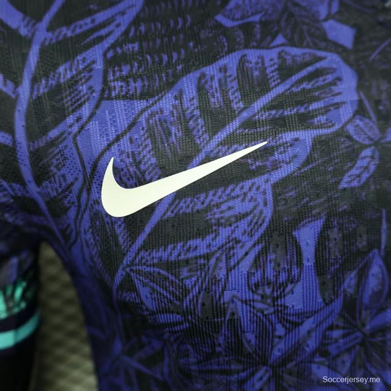إصدار اللاعب 2025 قميص البرازيل البنفسجي بنقشة أوراق الشجر الاستوائية