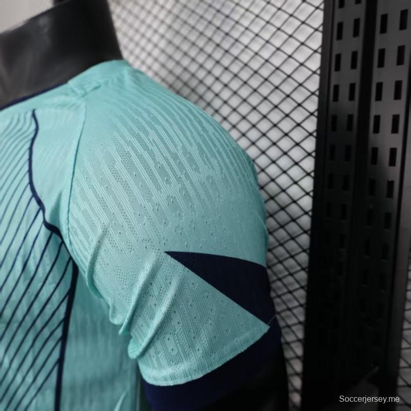 إصدار اللاعب 25/26 قميص نادي برشلونة أزرق فاتح مع قميص بنقشة خطوط عمودية