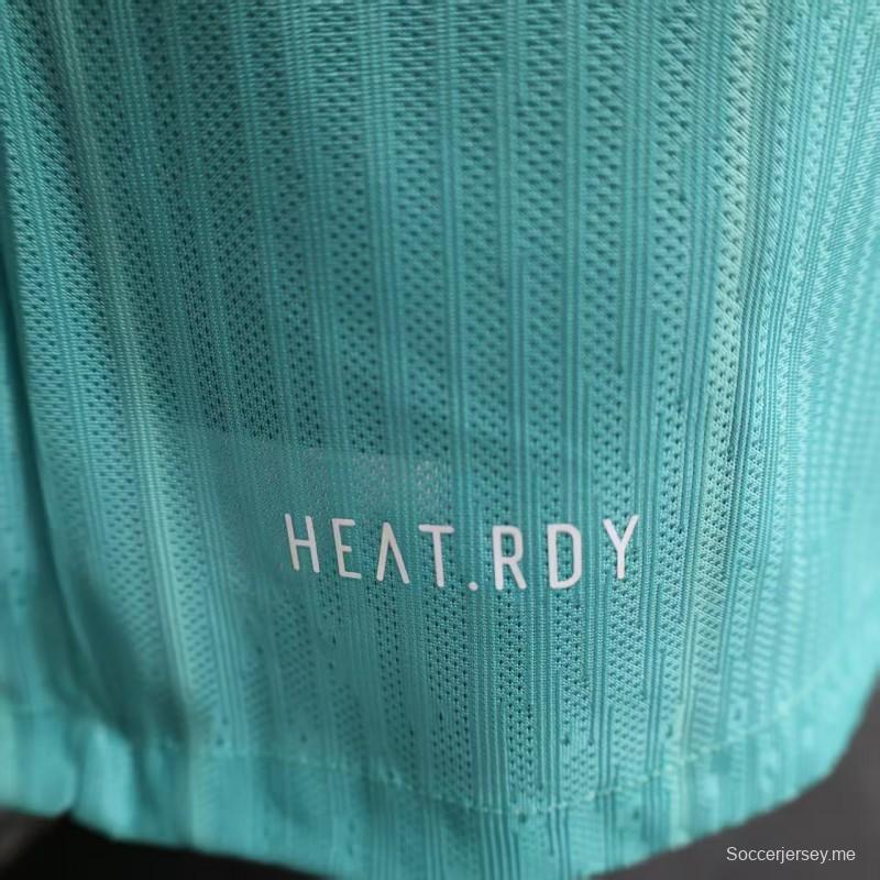 إصدار اللاعب 25/26 قميص نادي برشلونة باللون الوردي مع قميص متدرج اللون