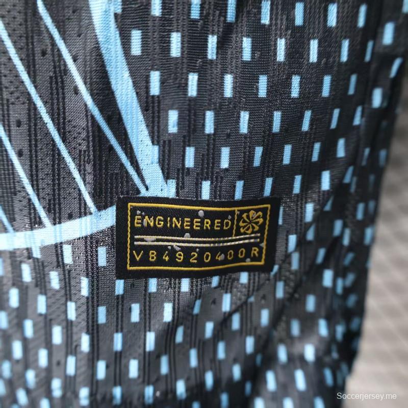 نسخة اللاعب 25/26 من قميص نادي برشلونة لكرة القدم أسود بنقشة خطوط هندسية