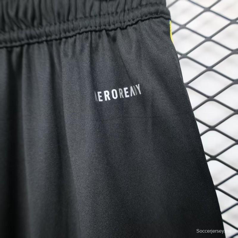 نسخة اللاعب 25/26 شورت مانشستر يونايتد خارج ملعبه