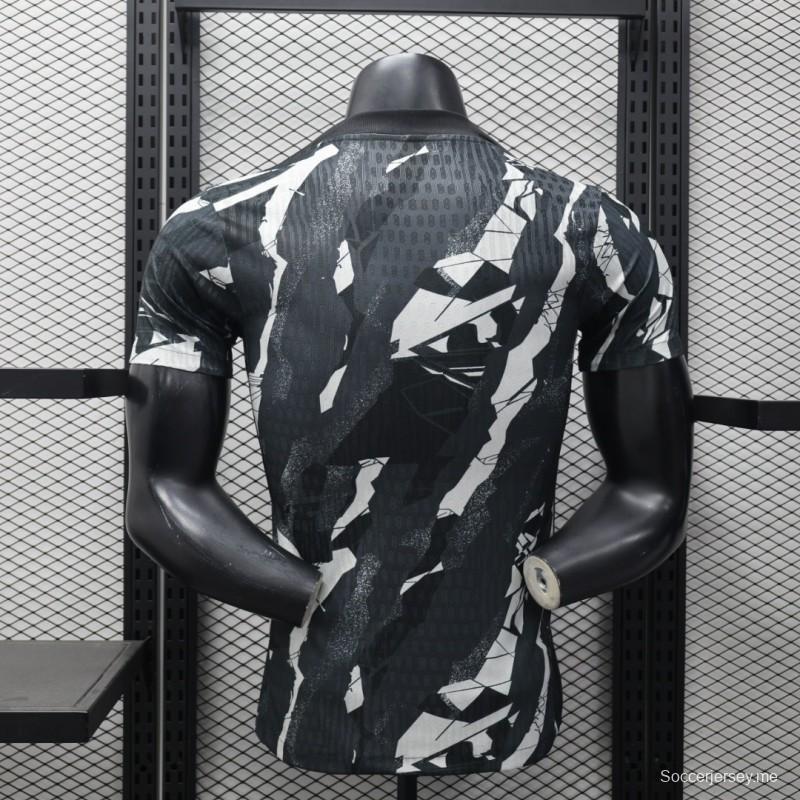 إصدار اللاعب 25/26 FC
قميص الاتحاد أسود مع قميص بنقشة تمويه مجردة