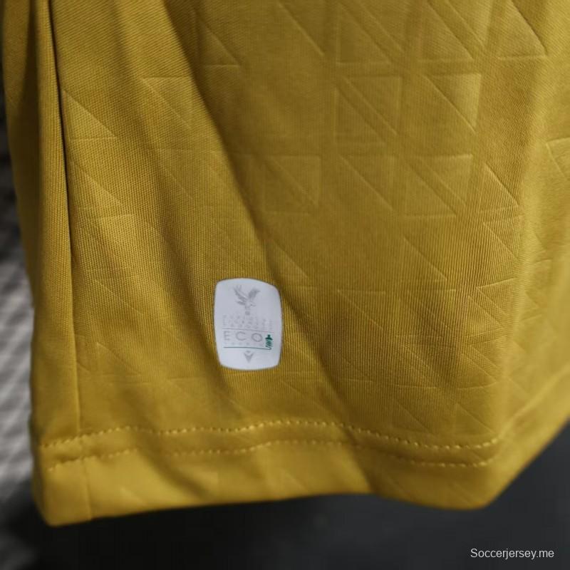 إصدار اللاعب 25/26 قميص كريستال بالاس الأصفر خارج الملعب