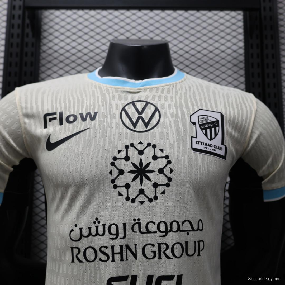 إصدار اللاعب 25/26 قميص الاتحاد الأبيض خارج ملعبه 25/26