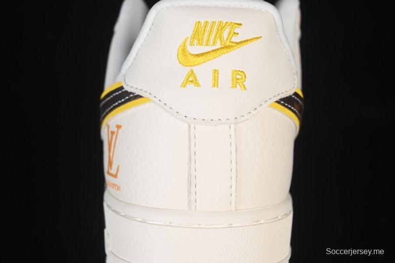 حذاء نايك اير فورس 1 '07 المنخفض من نايك اير فورس 1 '07 LV Collaboration حذاء رياضي كاجوال مرقع باللون البيج والبني - DD1982-302