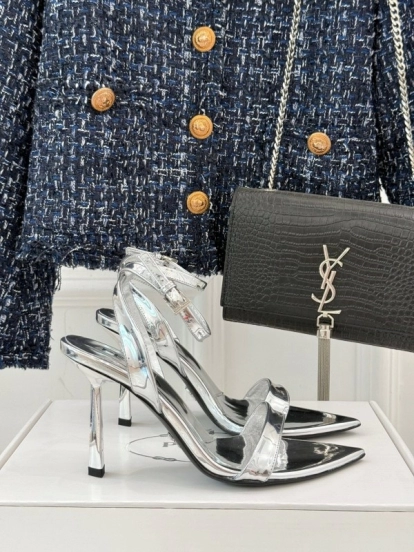 برادا 2025 صندل بكعب عالٍ مدبب من الأمام مع إبزيم مثلث - KFY00280